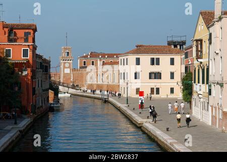 Sep 23/2011: Canal Rio dell' Arsenale führt nach Arsenal, dem ehemaligen Marinehackwerk, heute Heimat der modernen Kunst der Biennale. Historische Gebäude der Cas Stockfoto