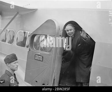 Hore Belisha verlässt das Hendon Aerodrome in die Ulster. Der Kriegsminister Leslie Hore Belisha verließ das Flugplatz der Royal Air Force Hendon zu einem Besuch der Inspektion im nordirischen Distrikt. Er wird während seines Aufenthalts Gast von Lord and Lady Londonderry in Monntstewart sein. Aber die Shows, Herr Leslie Hore Belisha, winken auf Wiedersehen am Hendon Aerodrome. 12. Januar 1938 Stockfoto