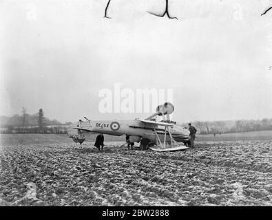 RAF-Flugzeug stürzt in gepflügten Feld in der Nähe von Watford im Schneesturm. Und die Beobachter waren in einem königlichen Luftwaffenjäger Hawker Demon Mk I gefangen, der in Bedmond, nahe Watford, in einem Schneesturm zusammenbrach. Die Maschine landete auf dem Kopf mit laufendem Motor. Zwei Argumente wurden von Farmhände befreit und hatten das Glück, Verletzungen zu entgehen. Das Flugzeug war in einem schneebedeckten gepflügten Feld heruntergekommen und hatte Schäden am Gummi erlitten. 10. Januar 1938 Stockfoto