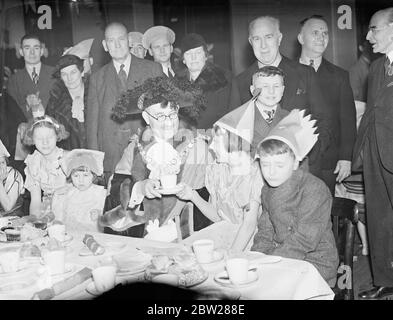 Oberbürgermeister auf der Kinderparty, die von Gefängniswärtern gegeben wurde. Der Oberbürgermeister von London, Sir Harry Twyford, nahm an der Party Teil, die von Brixton Gefängniswärtern an Kinder in der Hall, Elm Park, Brixton, London, gegeben wurde. Foto zeigt, dass der Oberbürgermeister Sir Harry Twyford von einem der Kindergäste empfangen wird. Januar 1938 Stockfoto