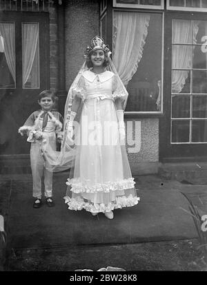 14-jähriges Londoner Mädchen, als May Queen of England 1938. Flossie Boggin, 14 Jahre alt, aus Grove Park, wurde von Joseph Deeley, dem Organisator der Merrie England Society, zur May Queen of England für 1938 gewählt. Sie wird am 1. Mai auf Hayes Common, Kent, gekrönt, wenn Queens aus ganz England ihr beiwohnen werden. Letztes Jahr. Flossie war Prinzessin der Feen bei den Feierlichkeiten zum 1. Mai und im Jahr zuvor war May Queen of Grove Park. Einer ihrer Anwesenheit als May Queen of England wird sein hat sieben-jährige Bruder, Malcolm Boggin. Flossie ist ein Stipendium Mädchen an einem South East London, t Stockfoto