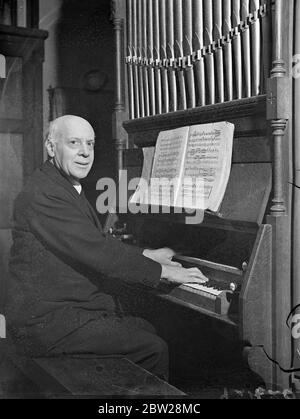 London Kirche Organist zu erhalten Ärzte Abschluss von Primas. Der Erzbischof von Canterbury, Dr. Cosmo Gordon lang, hat seine Absicht angekündigt, Herrn Walter Vale, Organist an der All Saints Church, Margaret Street, den Grad des Doktors der Musik für 30 Jahre zu überbringen. Das Recht, Ärzte Abschluss auf allen Fakultäten, sowie ein MA-Abschluss, ist in der Erzbischof durch die "Peter's Pence" Akt, in der Zeit von Henry VIII. Übertragen Herr Vale wird am 10. Januar den Abschluss im Lambeth Palace erhalten. Foto zeigt, Herr Walter Vale an der Orgel. Januar 1938 Stockfoto