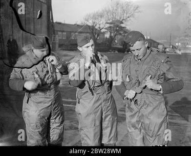 Der längste Formationsflug, den jemals von der Service Unit unternommen wurde, sind fünf RAF Saro London Flying Boats der Nummer 204 (Gen Reconnaissance) Squadron, die in Plymouth vorbereitet werden. Nächste Woche werden sie abheben und wenn ich im Frühjahr zurückkomme, wären sie 25,000 Meilen nach Australien und zurück geflogen. Der Besuch findet im Zusammenhang mit der 150-jährigen Feier von Sydney statt. Foto zeigt, drei Mitglieder des Fluges fliegen die lebensrettenden Jacken. Dies sind tropische Fluganzüge und Fallschirmgurte sind integriert. 26. November 1937 Stockfoto