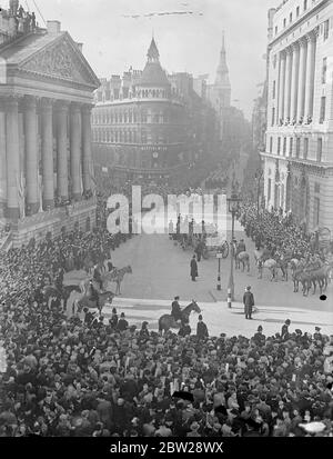 Neuer Oberbürgermeister, fährt durch die Stadt. Sir Harry Twyford, der neue Oberbürgermeister von London, begann sein Amtsjahr, als er in der jährlichen Lord Mayor's Prozession durch die Stadt fuhr. Foto zeigt, der Oberbürgermeister-Trainer, Überquerung Indgate Zirkus in Fleet Street Circus 09 November 1937 Stockfoto