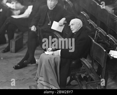 Bischof von London, in der Kirchenversammlung eingewickelt. Schwerwiegende Maßnahme diskutiert. Eine starke vorgeschlagene Maßnahme, die Geistlichkeit verbieten würde, jeden Mann oder eine Frau in einem Scheidungsfall (ohne Rücksicht auf Unschuld oder Schuld) zu heiraten war der Hauptpunkt der Diskussion, als die Kirchenversammlung in der Central Hall, Westminster, London eröffnet. Foto zeigt, der Bischof von London, Dr. Wellington Ingram, in einen Teppich gewickelt, als er aufmerksam den Diskussionen zuhörte. 15. November 1937 Stockfoto