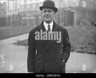 LT Gen Viscount Gort VC, in seinem Londoner Haus, nachdem er die Ernennung zum neuen Chef des kaiserlichen Generalstabs angekündigt hatte. Er folgt Feldmarschall Sir Cyril J. Deverall als Teil der drastischen Rekonstruktion des armeerates, der die jüngeren Männer in die Kontrolle bringen soll. Dezember 1937 Stockfoto