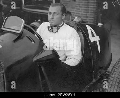 Hans Ruesch Schweizer Rennfahrer Sieger in seinem Auto. Stockfoto