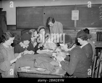 London Schule, wo Frauen lernen können, gute Frauen zu sein. Eine besondere Schule. Frauen zu lehren, gute Frauen zu sein, wird an der Sayer Street, Women's Institute, Wolworth durchgeführt. Die Klassen, viele von ihnen sind Abendkurse umfassen alles von der Küche bis zur Holzarbeit. Schüler jeden Alters von 15 bis 90 Jahren gehen in die Schule, auch wenn es nur für einen "frischeren" Kurs ist. Es gibt viele Großmütter, die Kochkurse nehmen. Zwei junge Frauen, die Holzarbeiten Kurse besuchen, haben praktisch alles für eine Schlafzimmer-Suite gemacht. Foto zeigt, Studenten bei der Arbeit in der Handarbeitsklasse. 22. November 1937 Stockfoto