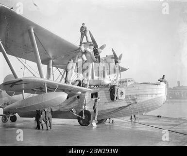 Der längste Formationsflug, den jemals von der Service Unit unternommen wurde, sind fünf RAF Saro London Flying Boats der Nummer 204 (Gen Reconnaissance) Squadron, die in Plymouth vorbereitet werden. Nächste Woche werden sie abheben und wenn ich im Frühjahr zurückkomme, wären sie 25,000 Meilen nach Australien und zurück geflogen. Der Besuch findet im Zusammenhang mit der 150-jährigen Feier von Sydney statt. Foto zeigt, Betankung eines der fliegenden Boote in Plymouth. 26. November 1937 Stockfoto