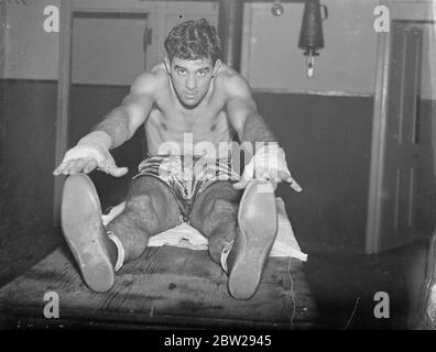 Maurice Strickland trainiert für Harringay Kampf. Maurice Strickland, der neuseeländische Schwergewicht, trainiert nächste Woche im Stadium Club Holborn für seinen Kampf mit Al Delaney in der Harringay Arena. Foto zeigt, Maurice Strickland setzt auf einen grimmigen Ausdruck, wie er seine Zehen während des Trainings berührt. 24. November 1937 Stockfoto