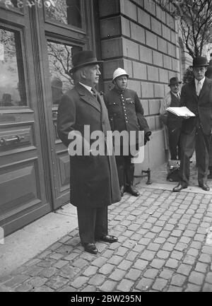 Amerikanische Delegierte bei der Eröffnung der neun-Macht-Konferenz in Brüssel. Dass Großbritannien die Vereinigten Staaten bei der Suche nach einer friedlichen Beilegung des Streits voll unterstützen wird, aber dass ihre Bemühungen ausschließlich auf Medikamente beschränkt sind, waren die Hauptpunkte in den Reden von Anthony Eden, dem britischen Außenminister, und Norman Davis, Amerika, Und die neun-Macht-Konferenz der chinesisch-japanischen Feindseligkeiten wurde im Palais des Academies in Brüssel eröffnet. Delegierte aus 19 Nationen nahmen daran Teil. Foto zeigt, Herr Norman Davis, der Delegierte Amerikas, der zur Konferenz eintrifft. November 1937 Stockfoto