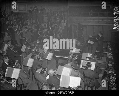 Erste Dirigentin in der Geschichte der Royal Philharmonic Society. Probe wo Queens Hall. Nadia 26 Boulanger, die erste Frau, die das Orchester der Royal Philharmonic Society in seiner hundertjährigen Geschichte dirigierte, probte mit dem Orchester in der Queens Hall für das Konzert, das morgen (Donnerstag) stattfinden soll. Mlle Boulanger wird das Boston Symphony Orchestra diesen Winter dirigieren. November 1937 Stockfoto