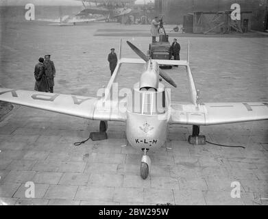 Das amerikanische zweisitzige "fliegende Dreirad", das als das sicherste Flugzeug der Welt gilt, kam am Flugplatz Croydon an. Royal Dutch Airlines Piloten üben mit ihm, weil die neuen 30 Sitzer Douglas Airlines. Sie werden verwenden, wird "Dreirad" Landejahr haben. Der Zweisitzer ist bekannt als Stearman Hammond 'Y'. Es kann ohne Berührung der Bedienelemente abgenommen werden und gelandet werden, da keine Gefahr des Neigeens der Nase besteht. Foto zeigt, die Nase des fliegenden 'Dreirad' in Croydon. 10. November 1937 Stockfoto