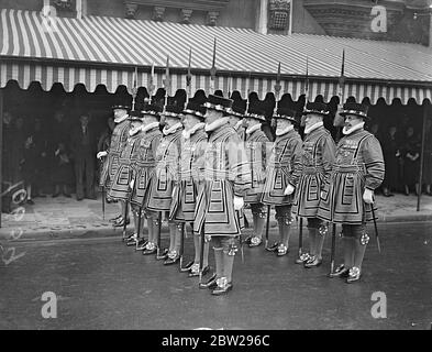 Beefeaters suchen Verkäufer von Parlamentshäusern vor der Eröffnung des Staates. Gemäß dem Brauch aus der Zeit von Guy Fawkes durchsuchten Yeoman-Wächter des Turms (Beefeaters) die Keller der Parlamentsgebäude vor der Staatseröffnung durch den König. Der Brauch stammt aus den Tagen von James I., als Guy Fawkes und seine Mitverschwörer verhaftet und für das Waffenpulver hingerichtet wurden. In den Gewölben unter den Parlamentsgebäuden wurden Fässer mit Schießpulver abgesondert, und es wurde vorgeschlagen, sie zu feuern, als der König und die Minister am 5. November zusammenkamen. Die Handlung wurde geschlüpft, um sich zu rächen Stockfoto