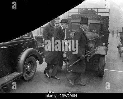 Metropolitan Police Chief, inmitten des Verkehrs am Piccadilly Circus, wird neues Signal eingeschaltet. Sir Philip Game, der Metropolitan Police Commissioner (Melone Hut), der sich durch den Verkehr am Piccadilly Circus fädet, nachdem Verkehrsminister Leslie Burgin die neue Ampelanlage eingeweiht hatte. 15. November 1937 Stockfoto