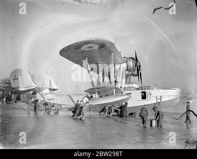 Der längste Formationsflug, den jemals von einer Service Unit unternommen wurde, sind fünf RAF-Flying Boats der Nummer 204 (Gen Reconnaissance) Squadron, die in Plymouth vorbereitet werden. Nächste Woche werden sie abheben und wenn ich im Frühjahr zurückkomme, wären sie 25,000 Meilen nach Australien und zurück geflogen. Der Besuch findet im Zusammenhang mit der 150-jährigen Feier von Sydney statt. Foto zeigt, Mechaniker, Ausschieben eines der Saunders Roe A.27 London RAF fliegenden Boote in Mountbatten, Plymouth. 26. November 1937 Stockfoto