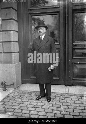 Amerikanische Delegierte bei der Eröffnung der neun-Macht-Konferenz in Brüssel. Dass Großbritannien die Vereinigten Staaten bei der Suche nach einer friedlichen Beilegung des Streits voll unterstützen wird, aber dass ihre Bemühungen ausschließlich auf Medikamente beschränkt sind, waren die Hauptpunkte in den Reden von Anthony Eden, dem britischen Außenminister, und Norman Davis, Amerika, Und die neun-Macht-Konferenz der chinesisch-japanischen Feindseligkeiten wurde im Palais des Academies in Brüssel eröffnet. Delegierte aus 19 Nationen nahmen daran Teil. Foto zeigt, Herr Norman Davis, der Delegierte Amerikas, der zur Konferenz eintrifft. November 1937 Stockfoto