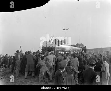 Sir Oswald Mosley, faschistischer Führer, steinigte sich bei der Besprechung und im Krankenhaus mit Gehirnerschütterung. Sir Oswald Mosley, der Führer der britischen Union der Faschisten, wurde schwer verletzt, als ein Mitglied einer 8000-köpfigen Menschenmenge einen Stein auf ihn warf, als er gerade eine Rede vor einem Treffen in Queens Drive, Liverpool, halten wollte. Sir Oswald stand auf einem Lautsprecherwagen. Er wurde bewusstlos und wurde in das Walton Hospital gebracht, wo er an Gehirnerschütterungen und einem durchstochenen Schädelraum litt. Es wurde ein Vorgang ausgeführt. Foto zeigt, dass Sir Oswald Mosley seine Hand an seine Stirn anzieht, als er fiel, und den Van fast umstürzt. Stockfoto