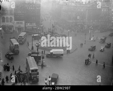 Neue Ampeln halten den Piccadilly-Verkehr in Bewegung. Ein Blick in Richtung Shaftesbury Avenue, der das reibungslose Verkehrsbetrieb um die Eros-Statue am Piccadilly Circus zeigt, nachdem die neuen automatischen, von Verkehrsminister Leslie Burgin angesteuerten Ampeln eingeschaltet wurden. 15. November 1937 Stockfoto