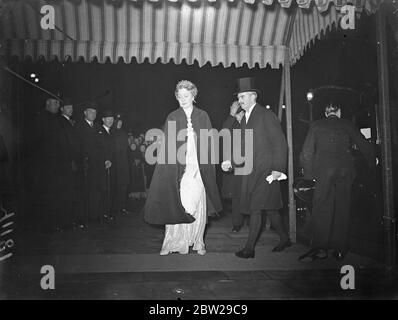 Herr und Frau Chamberlain als Gäste von König Leopold in der belgischen Botschaft. Der König und die Königin, Königin Maria, und der Premierminister, Herr Neville Chamberlain, ob Gast von König Leopold der Belgier beim Abendessen in der belgischen Botschaft auf dem Belgrave Platz gegeben. Foto zeigt, der Premierminister, Neville Chamberlain und Frau Chamberlain Ankunft in der belgischen Botschaft. 17. November 1937 Stockfoto