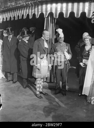 Abessinier verwalten nach der Eröffnung des Parlaments. Dr. Asaj Martin, der Abessinier-Minister in london, der nach der Staatseröffnung des Parlaments durch den König mit Lord Sempill abging. 26. Oktober 1937 Stockfoto