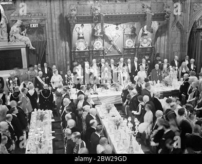 Lord Mayor's Bankett in der Guildhall. Kabinettsminister, angeführt vom Premierminister, Botschaftern, Stadtbeamten und Geschäftsleuten nahmen am Lord Mayor's Bankett in der historischen Guildhall, City, London, Teil. Foto zeigt, ein allgemeiner Blick während der Gnade beim Bankett des Oberbürgermeisters. Von links nach rechts: Lady, Simon, Sir John Simon (Schatzkanzler), Frau Chamberlain, Senhor Regis de Oliveira (brasilianischer Botschafter), Herr Neville Chamberlain (Premier), der pensionierte Oberbürgermeister, Sir George Broadbridge, der Oberbürgermeister, Sir Harry Twyford, die Dame Mayoress, Lady Twyford, der Erzbischof von Canterbury, Dr. Cosmo Stockfoto