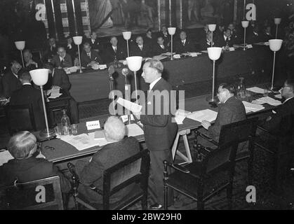 Wellington Koo skizziert japanische Aggression auf der Nine Power Conference. In seiner Rede stellte der chinesische Delegierte Dr. Wellington Koo den Fall für sein Land dar und erläuterte die Aggression Japans seit 1931 auf der Nine Power Conference, die über die chinesisch-japanischen Feindseligkeiten berät, in Brüssel. Er erklärte, dass China entschlossen sei, dem Angriff auf ihre Integrität um jeden Preis zu widerstehen. Foto zeigt Dr. Wellington Koo, der die Nine Power Conference im Palais des Academies ansprach. November 1937 Stockfoto