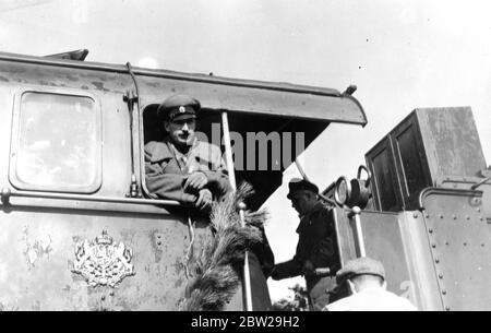 König Boris fährt den ersten Zug einer neuen bulgarischen Eisenbahnlinie. König Boris von Bulgarien, der bekannteste Motorenfahrer der Welt, nahm erneut die Fußplatte, als er den ersten Zug über Bulgariens wichtige neue Eisenbahnlinie fuhr, die Sofia mit dem Mittelmeer verbindet. 19. Oktober 1937 Stockfoto