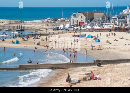 Lyme Regis, Dorset, Großbritannien. Mai 2020. Wetter in Großbritannien. Glühender Sonnenschein und klarer blauer Himmel im Badeort Lyme Regis an dem bisher heißesten Tag des Jahres. Familien und Strandbesucher werden erwartet, dass sie zum Strand strömen, um gesellschaftlich distanziertes Sonnenbaden zu genießen, während die Hitzewelle bis ins Wochenende andauert. Kredit: Celia McMahon/Alamy Live News Stockfoto