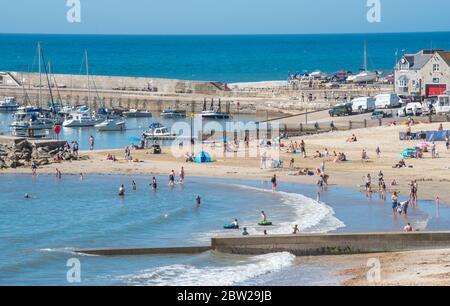 Lyme Regis, Dorset, Großbritannien. Mai 2020. Wetter in Großbritannien. Glühender Sonnenschein und klarer blauer Himmel im Badeort Lyme Regis an dem bisher heißesten Tag des Jahres. Familien und Strandbesucher werden erwartet, dass sie zum Strand strömen, um gesellschaftlich distanziertes Sonnenbaden zu genießen, während die Hitzewelle bis ins Wochenende andauert. Kredit: Celia McMahon/Alamy Live News Stockfoto