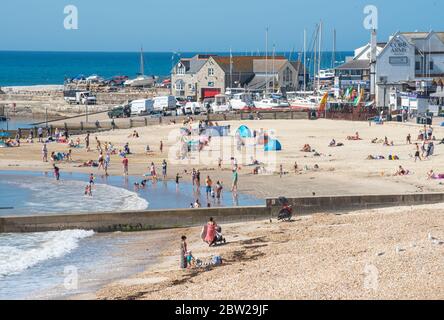 Lyme Regis, Dorset, Großbritannien. Mai 2020. Wetter in Großbritannien. Glühender Sonnenschein und klarer blauer Himmel im Badeort Lyme Regis an dem bisher heißesten Tag des Jahres. Familien und Strandbesucher werden erwartet, dass sie zum Strand strömen, um gesellschaftlich distanziertes Sonnenbaden zu genießen, während die Hitzewelle bis ins Wochenende andauert. Kredit: Celia McMahon/Alamy Live News Stockfoto