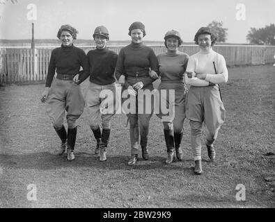 Trainerinnen-Tochter gewinnt historisches Rennen in Newmarket. Reiten Mr P Thrales 'Jimmy's PET' Miss A Thrale, Tochter des Trainers, einer der historischen Newmarket Town Plate. Die einzige Veranstaltung, an der Frauen Fahrer teilnehmen, und Newmarket. Foto zeigt, Mädels vor dem Rennen, von links nach rechts- Miss Bowskill, die Foxlair ritt, Mrs Bertha Verrall (Let's go), Miss Earl (Diogenes), Miss Beere (Claran) und Miss Thrale (Jimmy's Pet) die Siegerin. 14. Oktober 1937 Stockfoto