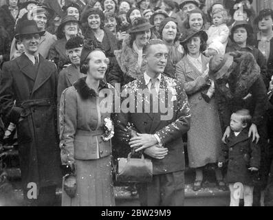 Frau Dudley ward heiratete Marquis de Casa Maury in London. Frau Dudley ward, berühmte Schönheit und Mayfair Gastgeberin, Cousin des verstorbenen Sir Henry Birkin, Rennfahrer, war verheiratet Marylebone Register Office, London, an den Marquis de Casa Maury: Die selbst einmal Inhaber der Weltrekord. Frau Dudley ward heiratete William Dudley ward, einen Ex-Schatzmeister des Haushalts im Jahr 1913. Ihre Ehe wurde 1930 aufgelöst. Der Marquis, ein Kubaner, ist Anfang der vierziger Jahre und ist jetzt mit dem Kino-Geschäft verbunden. Seine Ehe mit der Mannquin, Frau Paula Gellibrand, wurde 1932 aufgelöst. Foto sho Stockfoto