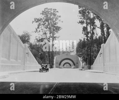 Los Angeles droht ein Erdrutsch von 2,000,000 Tonnen. Ein 2,000,000 t Erdrutsch wird zu jeder Minute auf einem 800 Fuß Hügel im Elysian Park erwartet, einem öffentlichen Erholungsgebiet in Los Angeles, Kalifornien. 100 Menschen, die in 20 Häusern direkt auf dem Weg des Umzugswegs leben, wurden evakuiert. Seit fünf Tagen bewegt sich die Hölle sieben Achtzigstel Zoll am Tag, und die Gemeinde hat alle Vorkehrungen getroffen, um zu warnen, wenn der Erdrutsch auftritt und den Verlust von Leben zu verhindern. Geologen glauben, dass die Ursache des Erdrutsches große Risse sind, die im Hügel durch sickerndes Wasser gebildet wurden. November 23 Stockfoto