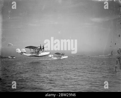 Der längste Formationsflug, den jemals von der Service Unit unternommen wurde, sind fünf RAF Saro London Flying Boats der Nummer 204 (Gen Reconnaissance) Squadron, die in Plymouth vorbereitet werden. Nächste Woche werden sie abheben und wenn ich im Frühjahr zurückkomme, wären sie 25,000 Meilen nach Australien und zurück geflogen. Der Besuch findet im Zusammenhang mit der 150-jährigen Feier von Sydney statt. Foto zeigt, drei der Saro London fliegenden Boote starten in Plymouth. 26. November 1937 Stockfoto