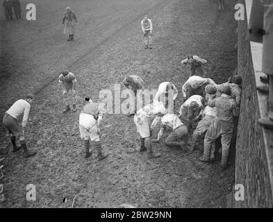 Collegers und Oppidans spielen traditionelle Kriegsspiele in Eton am St. Andrew's Day. Die jährliche Wand Spiel zwischen Collegers und Oppidans wurde am St Andrews Tag am Eton College gespielt. Dies war die 97. Der Serie, die Oppidans mit 32 Siege auf die Kredit-und Collegers 30, während 34 Spiele gezogen wurden. Foto zeigt, Collegers und Oppidans kämpfen es unter der Wand. 30. November 1937 Stockfoto