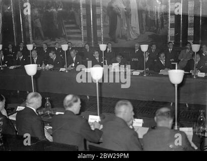 Chinesische Delegation bei der Eröffnung der Nine Power Konferenz in Brüssel. Dass Großbritannien die Vereinigten Staaten bei der Suche nach einer friedlichen Beilegung des Streits voll unterstützen wird, aber dass ihre Bemühungen ausschließlich auf Medikamente beschränkt sind, waren die Hauptpunkte in den Reden von Anthony Eden, dem britischen Außenminister, und Norman Davis, Amerika, Und die neun-Macht-Konferenz der chinesisch-japanischen Feindseligkeiten wurde im Palais des Academies in Brüssel eröffnet. Delegierte aus 19 Nationen nahmen daran Teil. Foto zeigt, die chinesische Delegation zu den Eröffnungsreden auf der Konferenz zu hören.. November 1937 Stockfoto