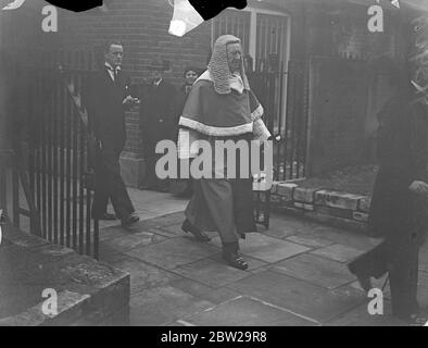 Herr Justice Charles in der Kirche vor der Eröffnung von Kingston Asssizes. Mit traditioneller Zeremonie wurde das Assizes in Kingston on Thames, Surrey, eröffnet. Herr Justice Charles besuchte Gottesdienst in der Allerheiligen Pfarrkirche in einer Fanfare von Trompeten wurde auf dem Marktplatz von Schotten Grays Trompeter erklingen. Foto zeigt, Herr Justice Charles, Verlassen Allerheiligen Kirche. Foto zeigt, Herr Justice Charles, verlassen Allerheiligen Kirche nach dem Gottesdienst. 24. November 1937 Stockfoto