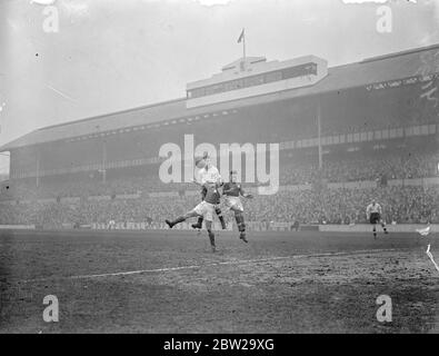 Tschechoslowakei Treffen Sie England in Tottenhams White Hart Lane. England trat zum ersten Mal in diesem Land auf dem Tottenham Hotspur's Ground in der White Hart Lane in London auf. Foto zeigt, George Mills (Chelsea) und England zentrieren nach vorne (weißes Hemd), die zwischen zwei der tschechischen Spieler vor dem tschechischen Tor. Dezember 1937 Stockfoto