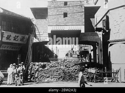 Britisches Blockhaus gefährdet als japanische belagern chinesischen 'doted Battlelion'in Shanghai. Dieses Bild, das gerade in London aufgenommen wurde, zeigt das britische Blockhaus, das von den Welsh Fusiliers in der nördlichen Thibet Road, Shanghai, gehalten wird, fast auf dem Lagerhaus, wo das chinesische 'doted Battlelion', ein Weigerung sich zurückzuziehen, von 40,000 Japanern belagert. Der japanische Kommandant hat dem britischen Posten mitgeteilt, dass er die isolierten Chinesen aus der Luft bombardieren und ihr Lager niederbrennen will. Die britischen Soldaten haben Abschiedsbriefe, die ihnen von den Chinesen überreicht wurden, gepostet, und einige Berichte besagen, dass die Britis Stockfoto