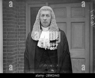 Neue KC im House of Lords vereidigt. Herr Francis, Lord Charlton Hodson, der gerade in den Rang eines Kings Counsel ernannt wurde, ging zum House of Lords, um vereidigt zu werden. Foto zeigt, wie Francis L C Hodson sein Haus in seinen Gewändern verließ, um im House of Lords vereidigt zu werden. 21. Oktober 1937 Stockfoto