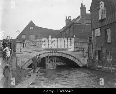 Winchesters Stadtbrücke geschlossen als unsicher, gebaut von St-Salbei vor 1000 Jahren. Die historische alte Brücke von Winchester, die Winchester City Bridge, wurde für den Autoverkehr gesperrt, da sie unsicher ist. Die Brücke wurde ursprünglich von St. Salbei im Jahre 852-863 n. Chr. über dem Ichen gebaut. Seitdem wurde sie mehrmals umgebaut, die heutige Struktur wurde 1813 gebaut. Reparaturen werden jetzt durchgeführt. 22. Oktober 1937 Stockfoto