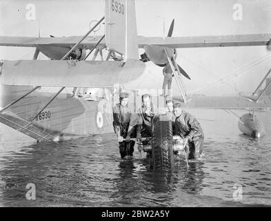 Der längste Formationsflug, den jemals von einer Service Unit unternommen wurde, sind fünf RAF-Flying Boats der Nummer 204 (Gen Reconnaissance) Squadron, die in Plymouth vorbereitet werden. Nächste Woche werden sie abheben und wenn ich im Frühjahr zurückkomme, wären sie 25,000 Meilen nach Australien und zurück geflogen. Der Besuch findet im Zusammenhang mit der 150-jährigen Feier von Sydney statt. Foto zeigt, und bringen an Land eines der Antrieb starten Räder in Plymouth. 26. November 1937 Stockfoto