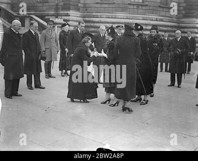 Princesse Ingrid's Curtsy zur Königin nach dem Cenotaph-Gottesdienst. Kronprinzessin Ingrid von Dänemark. Beobachtet mit Königin Elizabeth und anderen Mitgliedern der königlichen Familie, der Waffenstillstandstag im Cenotaph. Foto zeigt, Prinzessin Ingrid curtsying Königin Elizabeth als die Königin mit Königin Mary, die Herzogin von Kent und andere Mitglieder der königlichen Familie nach dem Gottesdienst verlassen. 11. November 1937 Stockfoto