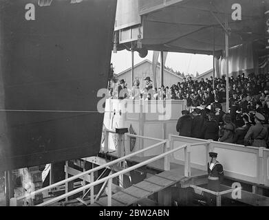 Herzogin von Gloucester startet den neuen Kreuzer 'HMS Gloucester (62) in Devonport. Die Herzogin von Gloucester, die von der Duke begleitet wurde, startete den neuen 9000 Tonnen Kreuzer 'HMS Gloucester'one der Southampton-Klasse, in Devonport Naval Werft, Devon. Die Zeremonie folgte der Führung durch den Herzog und die Herzogin des Herzogtums Cornwall in Cornwall. Foto zeigt, die Herzogin von Gloucester, die den riesigen Großteil des neuen Kreuzfahrtschiffes beim Start betrachtet. Mit ihr ist die ADML Supt, Vice ADML Snaggs. 19. Oktober 1937 Stockfoto