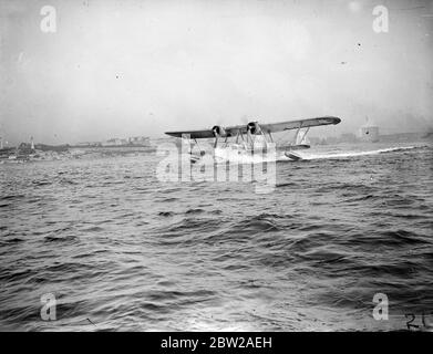 Der längste Formationsflug, den jemals von einer Service Unit unternommen wurde, sind fünf RAF-Flying Boats der Nummer 204 (Gen Reconnaissance) Squadron, die in Plymouth vorbereitet werden. Nächste Woche werden sie abheben und wenn ich im Frühjahr zurückkomme, wären sie 25,000 Meilen nach Australien und zurück geflogen. Der Besuch findet im Zusammenhang mit der 150-jährigen Feier von Sydney statt. Foto zeigt, einer der Saunders Roe A.27 London RAF fliegende Boote Rollen entlang der Plymouth Sound. 26. November 1937 Stockfoto