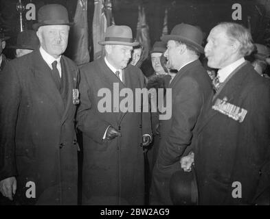 Italienische Ex-Soldaten kamen bei einem Besuch in London an. Willkommen von der British Legion. Veteranen des Ersten Weltkriegs, eine Partei italienischer Ex-Soldaten kam an Victoria Station auf einem Besuch in London im Gegenzug für die nach Rom im letzten Jahr von British Legion Mitglieder bezahlt. Sie wurden von Beamten der britischen Legion und dem italienischen Botschafter Graf Grandi in London getroffen. Foto zeigt, Graf Grandi grüßt Signor Carlo Delcroix, blind, Vorsitzender der italienischen Behindertenorganisation Ex-Soldaten und Major der Bersaglieri. Rechts Sir Frederick Maurice, Präsident der britischen Legion und rechts Sir Ian Hamilton. 22. Nov Stockfoto