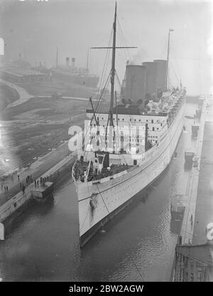 Erstes Linienschiff zur Überholung in Southampton. Die 'Empress of Britain' ist die erste Linie der Saison, die in Southampton zur Überholung an einem Trockendock angedockt wird. Sie besetzt nun das Trockendock von König George V. Foto zeigt, die 'Empress of Britain' in King George V Dock in Southampton, als das Wasser abgepumpt wurde. 17. November 1937 Stockfoto