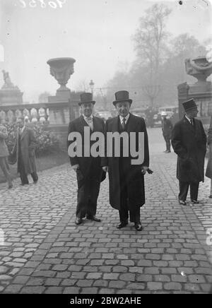 Französische Delegierte und neun-Macht-Konferenz in Brüssel. An der Konferenz der neun Machtteilnehmer aus 19 Nationen nahmen Delegierte Teil, die unter der Präsidentschaft von Paul Spaak, belgischer Außenminister, im Palais des Academies in Brüssel zur Untersuchung des chinesisch-japanischen Problems aufgerufen hatten. Foto zeigt, dass der französische Außenminister, Herr Yvon Delbos, und Herr Detassan im Palais des Academies in Brüssel ankommen. November 1937 Stockfoto