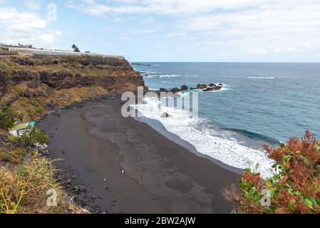 Panoramabild eines schwarzen Sandstrandes im Norden von Teneriffa, Kanarische Inseln - Spanien Stockfoto